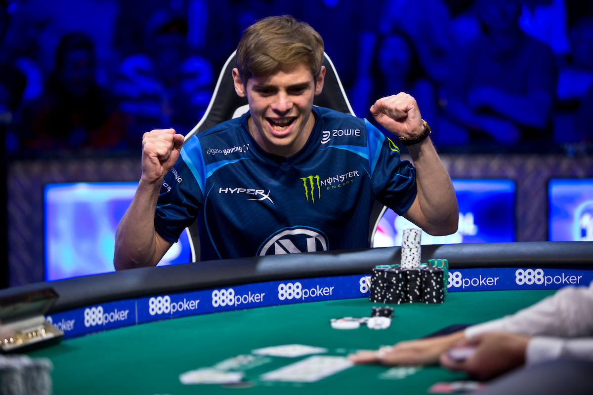 Fedor Holz at the poker table